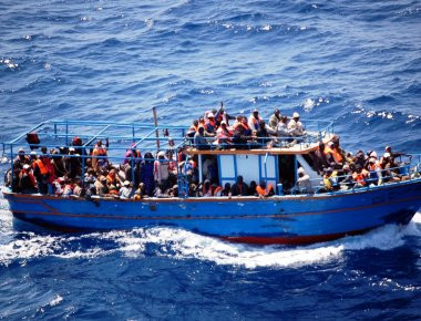 Περισσότεροι από 900 πρόσφυγες διασώθηκαν το Σάββατο ανοιχτά της Λιβύης